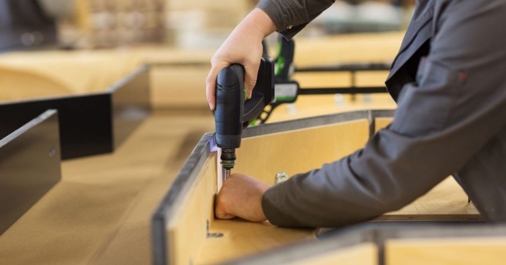 Como Montar Guarda-Roupa em São Gonçalo: 5 Passos e Dicas capa montador de moveis em São Gonçalo